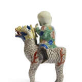 A FAMILLE VERTE FIGURE OF A BOY RIDING A QILIN - Foto 2