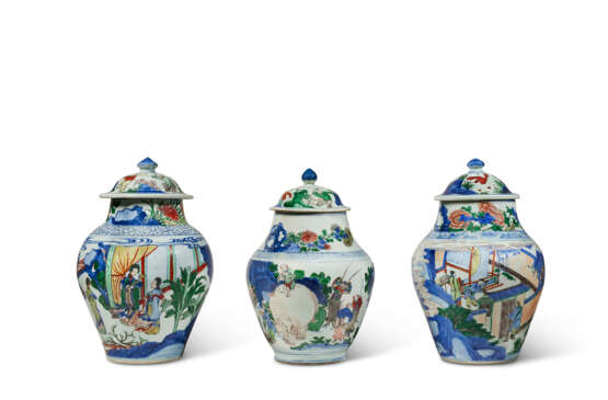 TWO WUCAI 'FIGURAL' BALUSTER JARS AND COVERS AND A WUCAI 'ELEPHANT' BALUSTER JAR AND COVER - фото 1