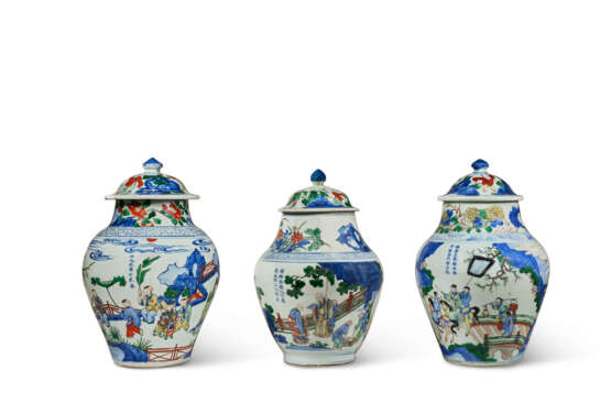 TWO WUCAI 'FIGURAL' BALUSTER JARS AND COVERS AND A WUCAI 'ELEPHANT' BALUSTER JAR AND COVER - фото 3