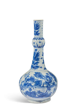 A BLUE AND WHITE 'FIGURAL' BOTTLE VASE - фото 1