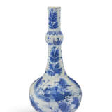 A BLUE AND WHITE 'FIGURAL' BOTTLE VASE - фото 2