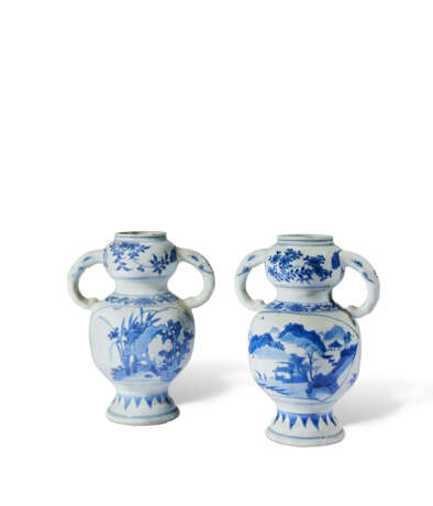 TWO BLUE AND WHITE 'ELEPHANT' VASES - Foto 1