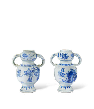 TWO BLUE AND WHITE 'ELEPHANT' VASES - Foto 2