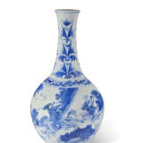 A BLUE AND WHITE 'FIGURAL' BOTTLE VASE - photo 2