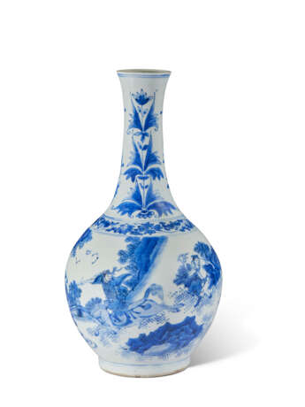 A BLUE AND WHITE 'FIGURAL' BOTTLE VASE - photo 2