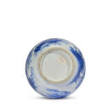 A BLUE AND WHITE 'FIGURAL' BOTTLE VASE - фото 3