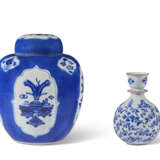 A BLUE AND WHITE POWDER-BLUE-GROUND JAR AND COVER AND A BLUE AND WHITE HUQQA BASE - photo 2