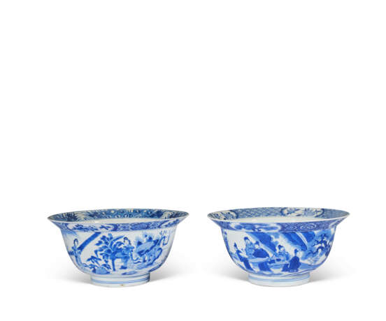 TWO BLUE AND WHITE 'FIGURAL' BOWLS - Foto 1