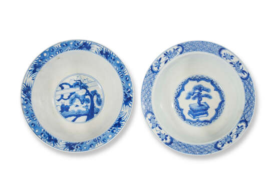 TWO BLUE AND WHITE 'FIGURAL' BOWLS - Foto 3