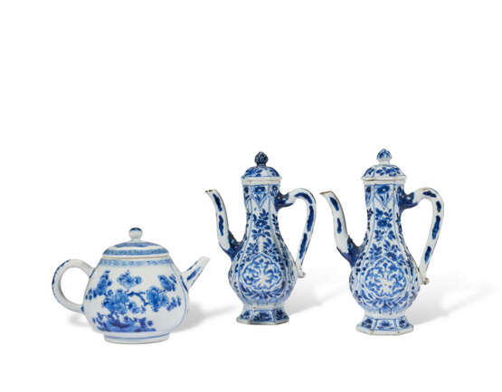 A BLUE AND WHITE TEAPOT AND COVER AND A PAIR OF BLUE AND WHITE EWERS AND COVERS - Foto 1