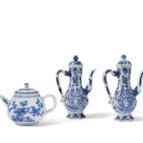 A BLUE AND WHITE TEAPOT AND COVER AND A PAIR OF BLUE AND WHITE EWERS AND COVERS - Foto 2
