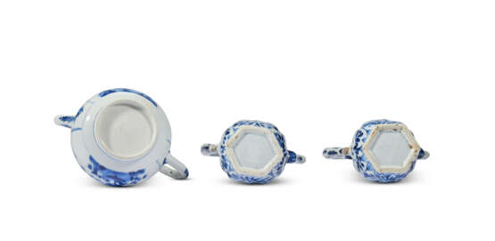 A BLUE AND WHITE TEAPOT AND COVER AND A PAIR OF BLUE AND WHITE EWERS AND COVERS - Foto 3
