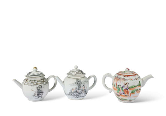 TWO GRISAILLE-DECORATED AND A FAMILLE ROSE 'EUROPEAN SUBJECT' TEAPOTS AND COVERS - photo 2