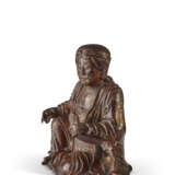 A GILT-LACQUERED BOXWOOD FIGURE OF AN ARHAT - Foto 2