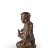 A GILT-LACQUERED BOXWOOD FIGURE OF AN ARHAT - фото 3