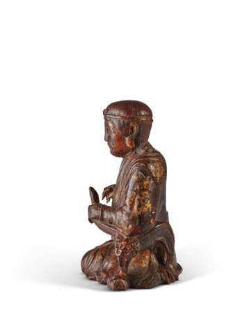 A GILT-LACQUERED BOXWOOD FIGURE OF AN ARHAT - Foto 3