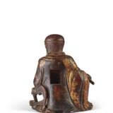 A GILT-LACQUERED BOXWOOD FIGURE OF AN ARHAT - фото 4