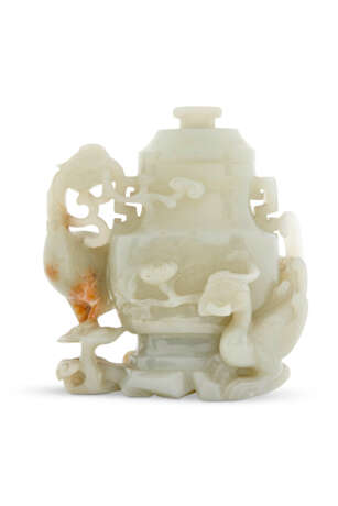 A SMALL CELADON JADE 'PHOENIX' VASE AND COVER - Foto 1