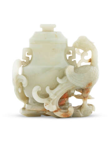 A SMALL CELADON JADE 'PHOENIX' VASE AND COVER - фото 2
