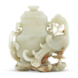 A SMALL CELADON JADE 'PHOENIX' VASE AND COVER - фото 2