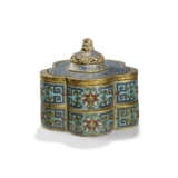 A CLOISONNÉ ENAMEL AND GILT-BRONZE TWO-TIERED LOBED BOX AND COVER - Foto 2