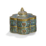 A CLOISONNÉ ENAMEL AND GILT-BRONZE TWO-TIERED LOBED BOX AND COVER - Foto 3