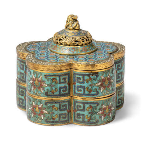 A CLOISONNÉ ENAMEL AND GILT-BRONZE TWO-TIERED LOBED BOX AND COVER - Foto 4
