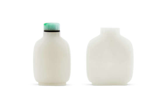 TWO WHITE JADE SNUFF BOTTLES - фото 1