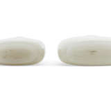 TWO WHITE JADE SNUFF BOTTLES - фото 3