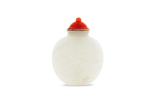 A WHITE JADE 'BUTTERFLY' SNUFF BOTTLE - photo 1