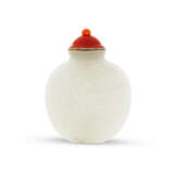 A WHITE JADE 'BUTTERFLY' SNUFF BOTTLE - photo 2