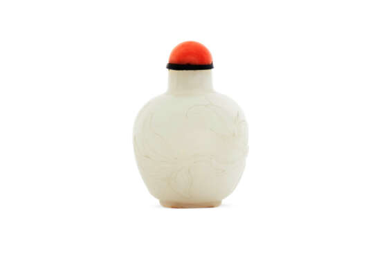 A WHITE JADE 'POMEGRANATE' SNUFF BOTTLE - фото 1