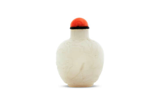 A WHITE JADE 'POMEGRANATE' SNUFF BOTTLE - фото 2