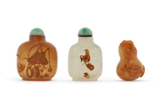 THREE AGATE SNUFF BOTTLES - Foto 1