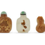 THREE AGATE SNUFF BOTTLES - Foto 1