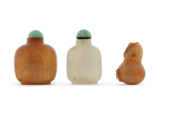 THREE AGATE SNUFF BOTTLES - photo 2