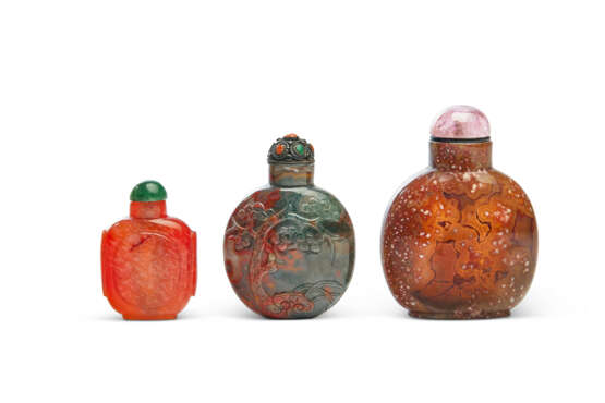 THREE AGATE SNUFF BOTTLES - Foto 1