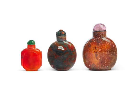 THREE AGATE SNUFF BOTTLES - Foto 2