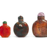 THREE AGATE SNUFF BOTTLES - Foto 2