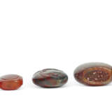 THREE AGATE SNUFF BOTTLES - Foto 3