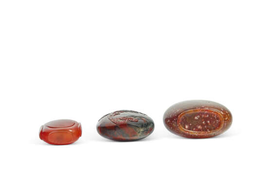 THREE AGATE SNUFF BOTTLES - Foto 3