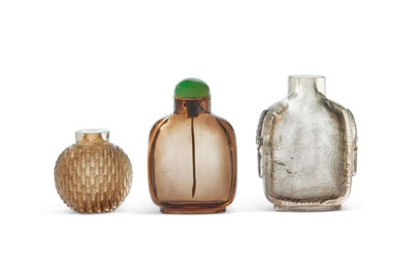 THREE ROCK CRYSTAL SNUFF BOTTLES - Foto 1