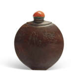 AN INCISED COCONUT-SHELL SNUFF BOTTLE - фото 1