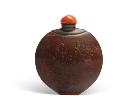 AN INCISED COCONUT-SHELL SNUFF BOTTLE - фото 1