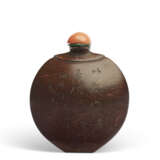 AN INCISED COCONUT-SHELL SNUFF BOTTLE - фото 2