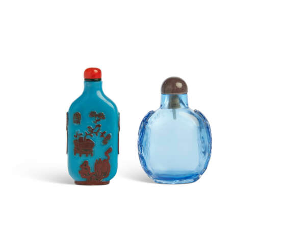 TWO BLUE GLASS SNUFF BOTTLES - фото 2