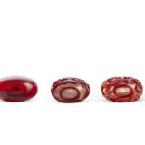 A RED GLASS AND TWO OVERLAY SNUFF BOTTLES - фото 3