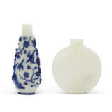 A BLUE OVERLAY AND A WHITE GLASS SNUFF BOTTLES - фото 1