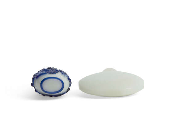 A BLUE OVERLAY AND A WHITE GLASS SNUFF BOTTLES - фото 2