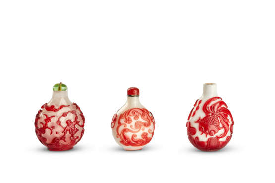 THREE RED OVERLAY GLASS 'CHILONG' SNUFF BOTTLES - фото 1